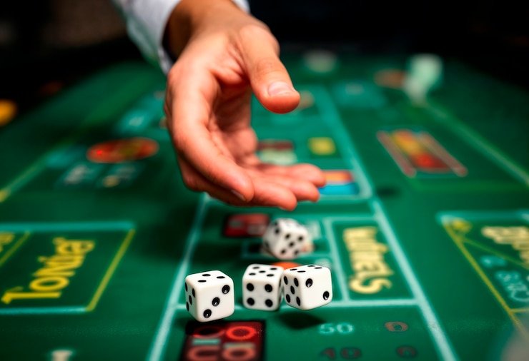 Antarmuka aplikasi nusa89 menampilkan menu utama dengan dealer langsung, slot, dan taruhan olahraga